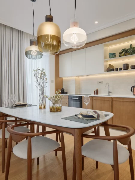 Moderner Ess- und Küchenbereich mit Holzmöbeln und Marmorplatte im Apartment Porto Montenegro Tivat