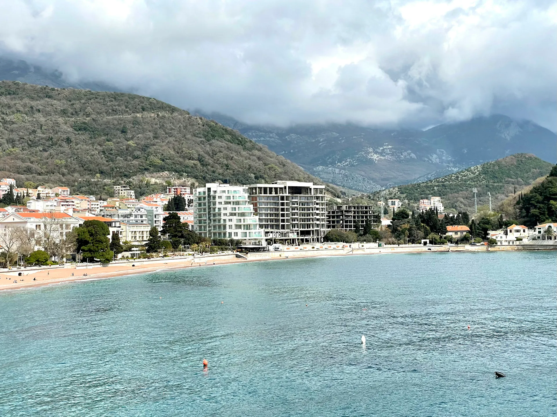 Immobilienmarkt Montenegro 2026 – moderne Neubauten an der Küste mit Bergpanorama und türkisblauem Meer